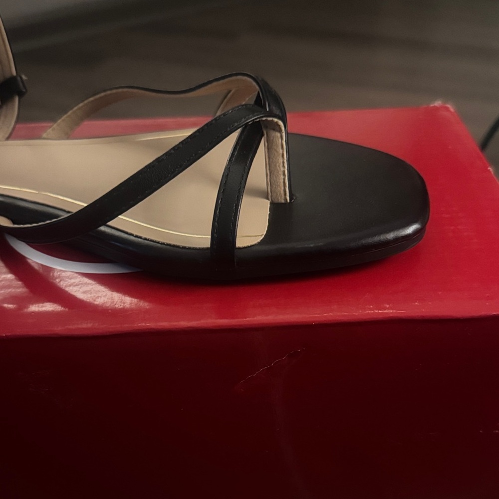 Journee Collection🔥Black 
Women's Serissa Strappy Flat Sandals BRAND NEW SIZE 12 - Picture 8 of 16